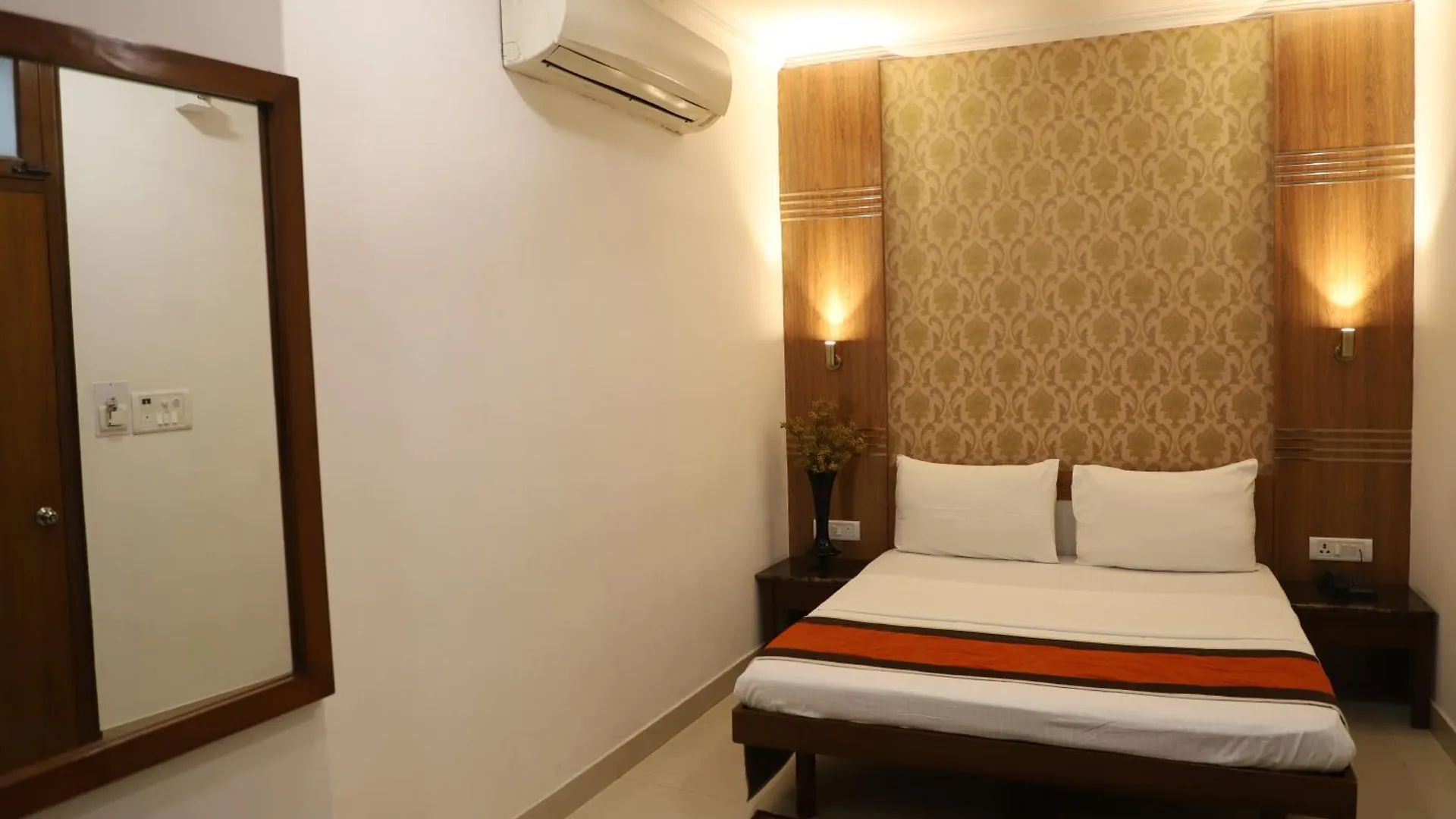 Airport Hotel New Delhi 2*,